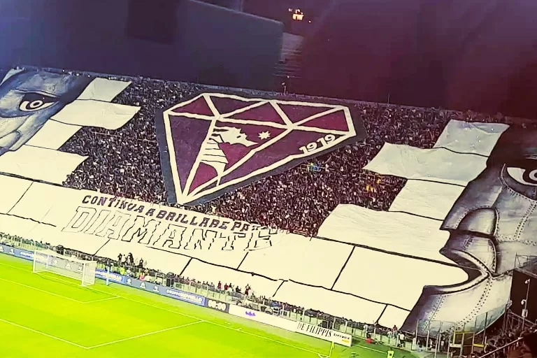 Torcida da Salernitana homenageia Pink Floyd; assista